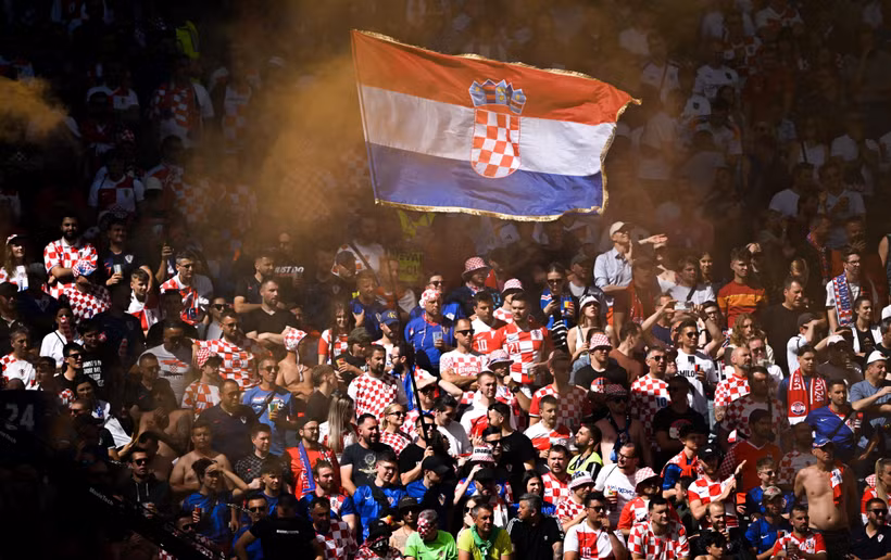 Cổ động viên Croatia trên khán đài tại sân Volkspark (Đức). (Ảnh: THX/TTXVN)