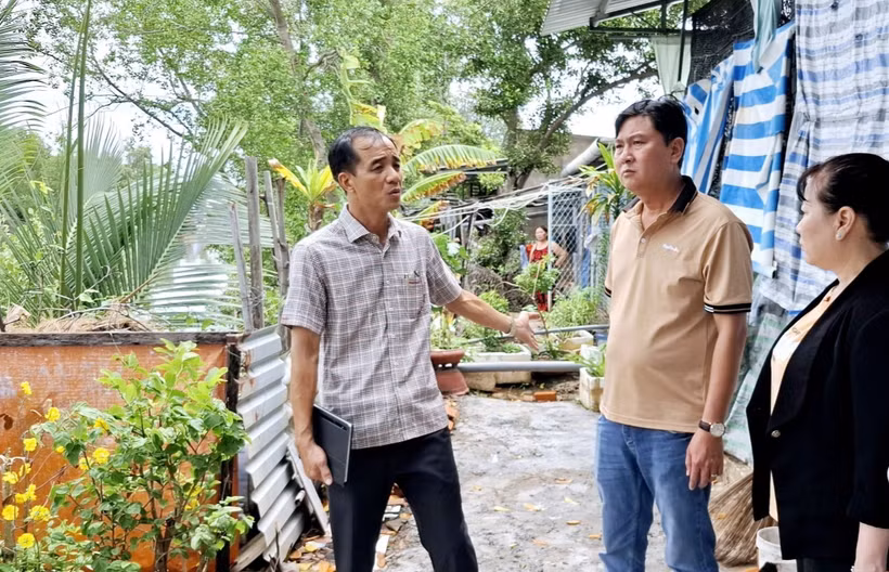 Ông Ngô Nguyên Phong, Phó Giám đốc Sở Nông nghiệp và Phát triển nông thôn tỉnh Bạc Liêu khảo sát tình thực tế sạt lở tại khu vực Khóm 6, phường 5, thành phố Bạc Liêu. (Ảnh: Tuấn Kiệt/TTXVN)