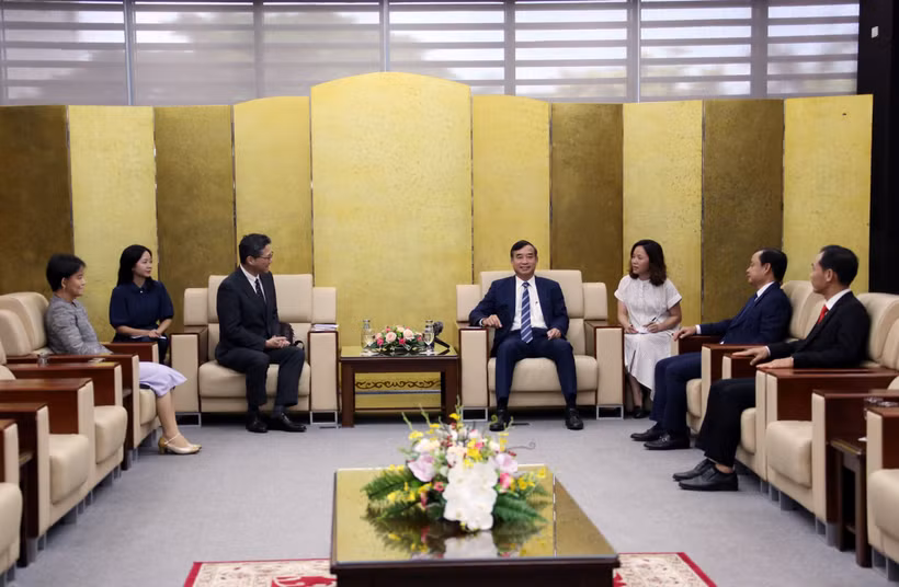 Chủ tịch UBND thành phố Đà Nẵng Lê Trung Chinh tiếp ông Mori Takero vừa được bổ nhiệm làm Tổng Lãnh sự Nhật Bản tại thành phố Đà Nẵng. (Ảnh: Trần Lê Lâm/TTXVN)