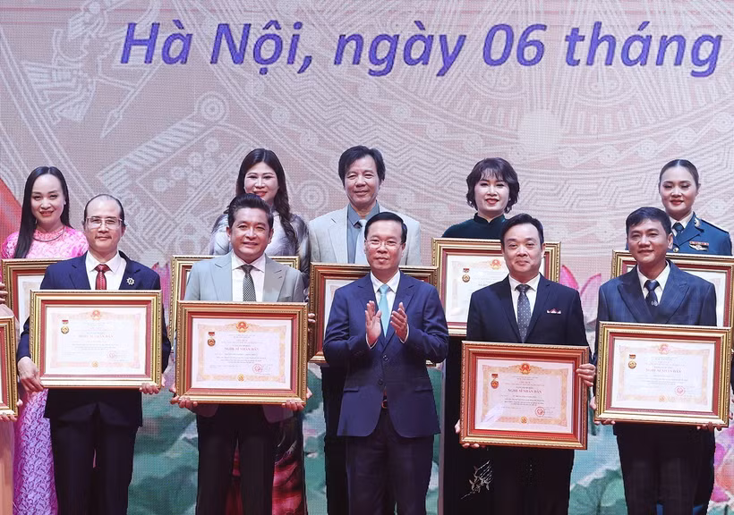 Chủ tịch nước Võ Văn Thưởng trao tặng danh hiệu Nghệ sỹ Nhân dân cho các nghệ sỹ. (Ảnh: Thống Nhất/TTXVN)