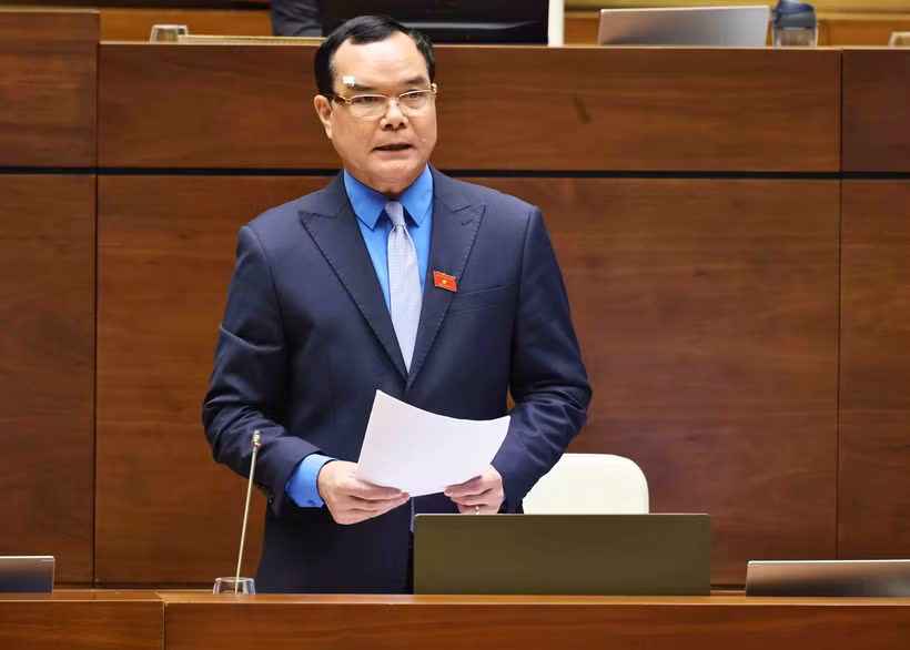 Chủ tịch Tổng Liên đoàn lao động Việt Nam, ông Nguyễn Đình Khang giải trình, làm rõ một số vấn đề trong phiên làm việc sáng nay. (Ảnh: TTXVN)