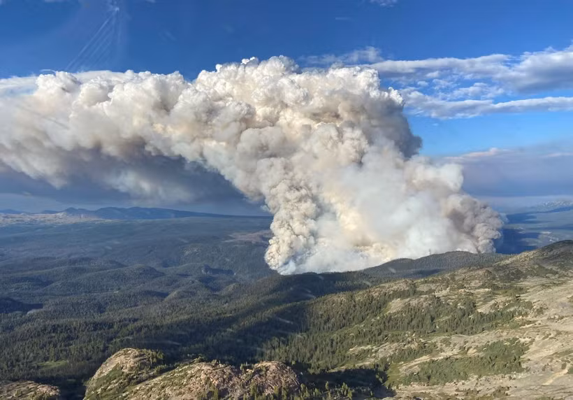 Khói bốc lên từ một đám cháy rừng tại British Columbia, Canada hồi năm 2023. (Ảnh: AFP/TTXVN)
