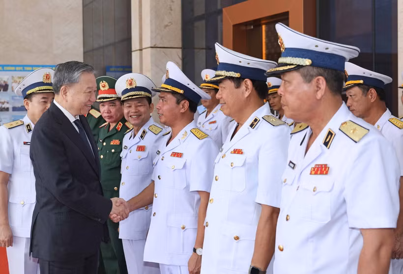Chủ tịch nước Tô Lâm với lãnh đạo Bộ Tư lệnh Quân chủng Hải quân. (Ảnh: Nhan Sáng/TTXVN)