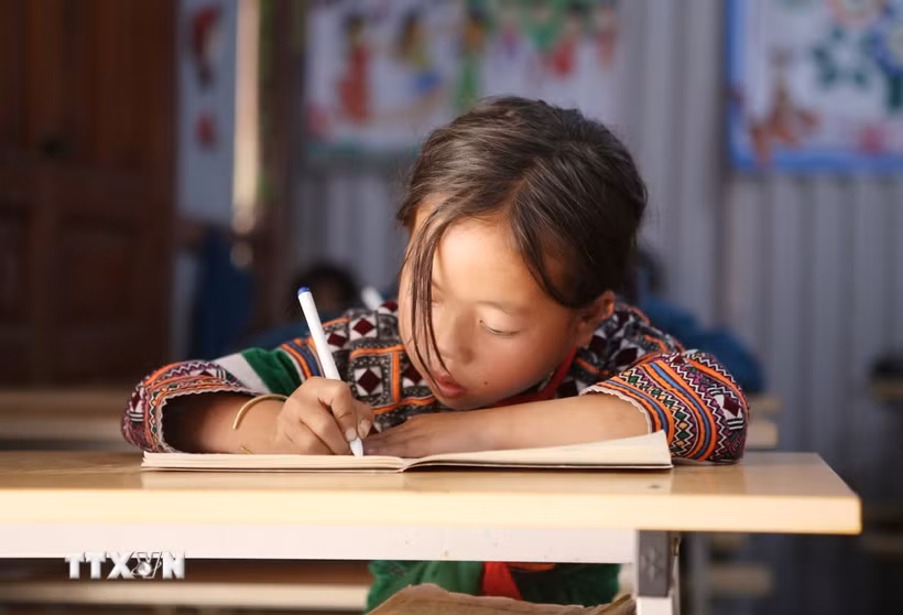 Sách giáo khoa tiếng dân tộc giúp học sinh có thể tiếp cận tri thức bằng tiếng mẹ đẻ. (Ảnh: TTXVN)