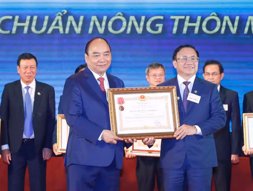 Thủ tướng Nguyễn Xuân Phúc trao tặng Huân chương Lao động hạng Nhất cho tỉnh Hà Tĩnh. (Ảnh: Thống Nhất/TTXVN)
