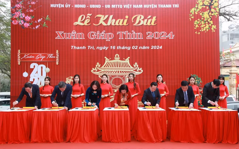 Các đại biểu thành phố Hà Nội thực hiện nghi thức khai bút. (Ảnh: TTXVN phát)