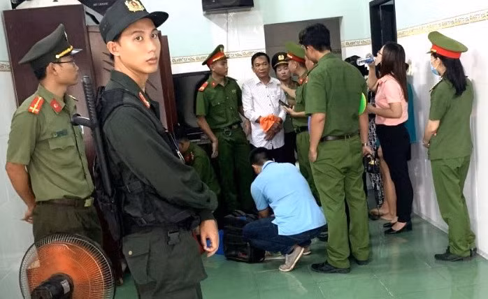 Công an khám xét nhà bị can Hoàng Tuy. (Ảnh: Công an Bình Thuận)