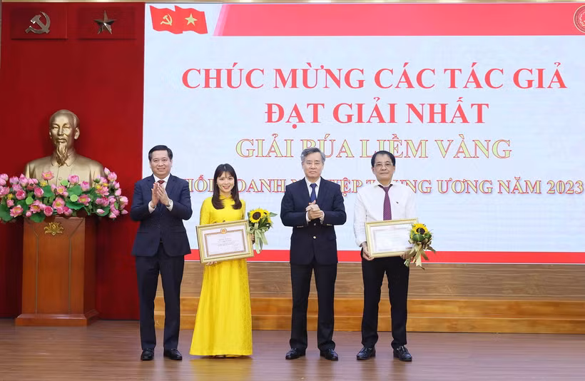 Phó Trưởng Ban Tổ chức Trung ương Nguyễn Quang Dương và Bí thư Đảng ủy Khối Doanh nghiệp Trung ương Nguyễn Long Hải trao giải Nhất cho các tác giả đoạt giải. (Ảnh: An Đăng/TTXVN)