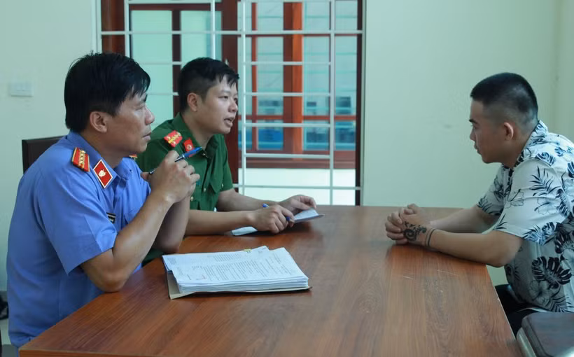 Cơ quan công an làm việc với Lý Nhật Quý Cường. (Nguồn: Công an tỉnh Nghệ An)