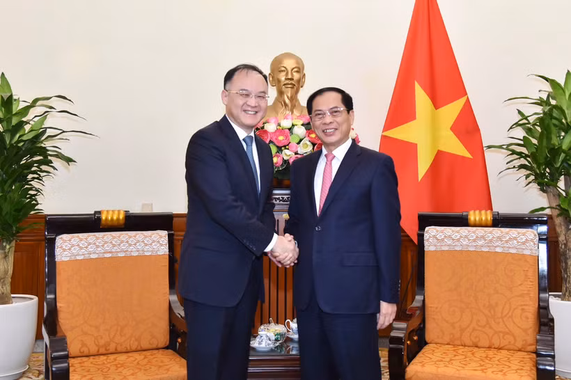 Bộ trưởng Ngoại giao Bùi Thanh Sơn và Trợ lý Bộ trưởng Ngoại giao Trung Quốc, Tổng Thư ký Ủy ban Chỉ đạo Hợp tác Song phương Trung Quốc-Việt Nam Nông Dung. (Nguồn: Báo Điện tử Đảng Cộng sản Việt Nam)