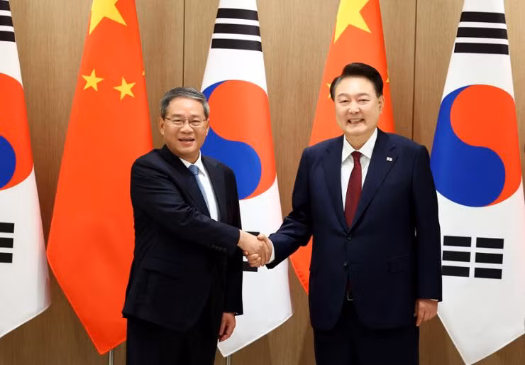 Tổng thống Hàn Quốc Yoon Suk Yeol gặp Thủ tướng Trung Quốc Lý Cường. (Nguồn: Joint Press Corps)