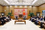 Chủ tịch Quốc hội Trần Thanh Mẫn tiếp Đoàn Hội Hữu nghị Hàn Quốc-Việt Nam do ông Lee Shin Jae, Chủ tịch Công ty Dệt may Hansoll, Chủ tịch Hội Hữu nghị Hàn Quốc-Việt Nam làm trưởng đoàn. (Ảnh: Doãn Tấn/TTXVN)