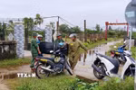 Lực lượng biên phòng Đà Nẵng giúp đỡ người dân ứng phó bão số 12 