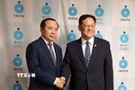Bộ trưởng Vũ Hải Quân và Bộ trưởng Giáo dục, Văn hóa, Thể thao, Khoa học và Công nghệ Nhật Bản (MEXT) Seki Yoshihiro. (Ảnh: TTXVN)