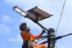 Nhân viên Điện lực Bắc Sơn thuộc Công ty Điện lực Lạng Sơn kiểm tra đèn LED của công trình “Thắp sáng đường thôn bằng đèn năng lượng mặt trời” cho thôn Tân Tiến, xã Bắc Sơn sau khi lắp đặt. (Ảnh: Anh Tuấn/TTXVN)