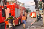 Nhiều xe chữa cháy có mặt tại hiện trường (Ảnh: Người dân cung cấp).