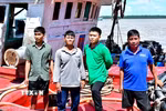 4 ngư dân được từ tàu cá CT-00787-TS đưa vào bờ an toàn. (Ảnh: TTXVN phát)