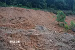 Sạt lở đất đá nghiêm trọng. (Ảnh: Bích Huệ/TTXVN)