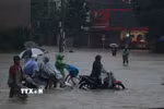 Nhiều tuyến đường chính của Huế bị ngập sâu do mưa lớn 