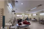 Các trường hợp nghi ngộ độc thực phẩm được theo dõi, điều trị tại Bệnh viện Trung ương Huế cơ sở 2 ngày 11/9. (Ảnh: TTXVN phát)