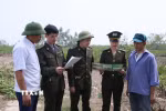 Cán bộ kiểm lâm Nam Định tuyên truyền cho người dân vùng ven biển về các quy định bảo vệ rừng ngập mặn. (Ảnh: Công Luật/TTXVN)