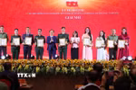 Ban Tổ chức trao giấy chứng nhận và biểu trưng cho các tác giả, nhóm tác giả đạt giải Nhì của Cuộc thi chính luận về bảo vệ nền tảng tư tưởng của Đảng lần thứ 6, năm 2026. (Ảnh: Văn Điệp/TTXVN)
