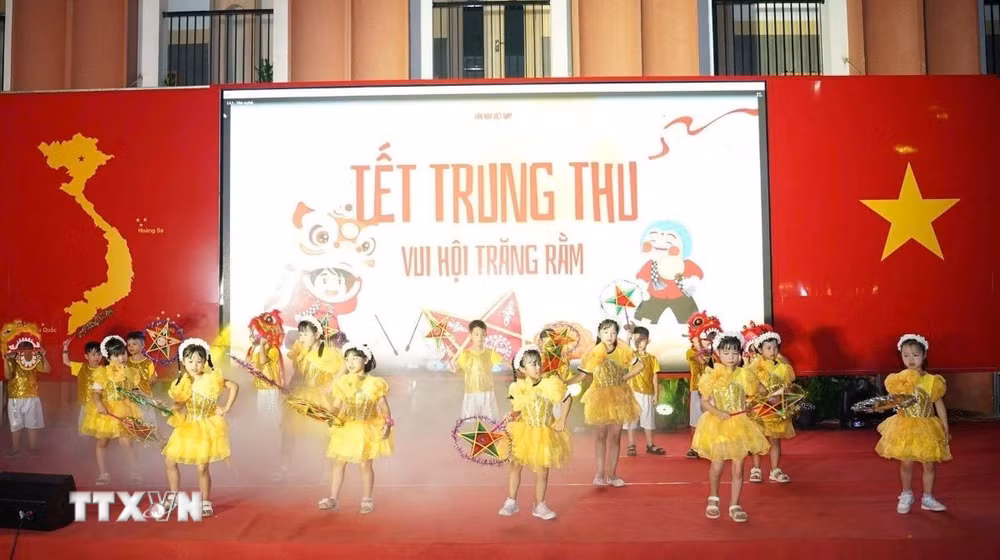 ttxvn-hung-yen-truong-hoc-trung-thu.jpg