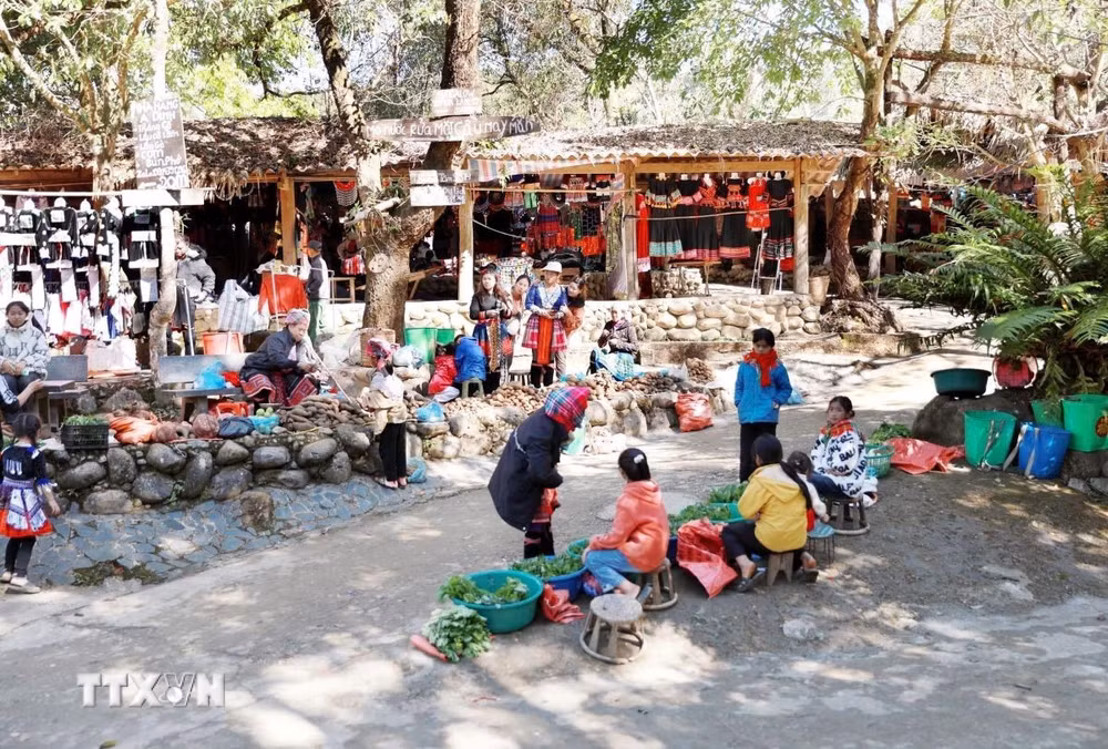 ttxvn-cho-phien-sin-suoi-ho.jpg
