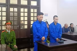 Hai bị cáo tại phiên tòa. (Ảnh: Kim Anh/TTXVN)