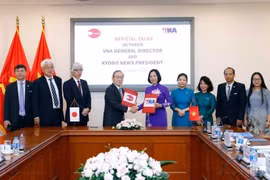Tổng Giám đốc Thông tấn xã Việt Nam Vũ Việt Trang và Chủ tịch Hãng Thông tấn Kyodo News (Nhật Bản) Toru Mizutani ký Thỏa thuận hợp tác giữa Thông tấn xã Việt Nam và Kyodo News (Nhật Bản), sáng 3/8/2023. (Ảnh: An Đăng/TTXVN)