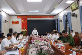 Chủ tịch Ủy ban Nhân dân tỉnh Võ Trọng làm việc với 5 xã vùng cao biên giới. (Ảnh: TTXVN)