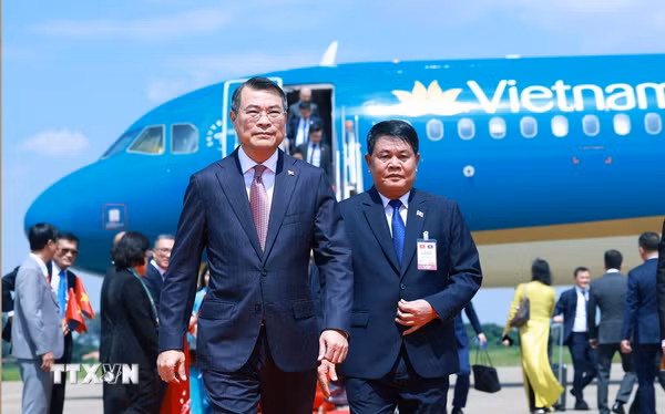 Thủ tướng Lê Minh Hưng đến thủ đô Vientiane bắt đầu thăm chính thức Lào