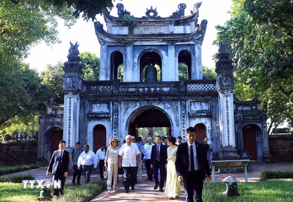 Tổng thống Panama và Phu nhân thăm Văn Miếu-Quốc Tử Giám