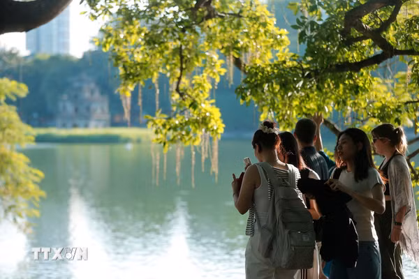 Thời tiết ngày 16/10: Bắc Bộ ngày nắng, Nam Bộ đề phòng mưa lớn
