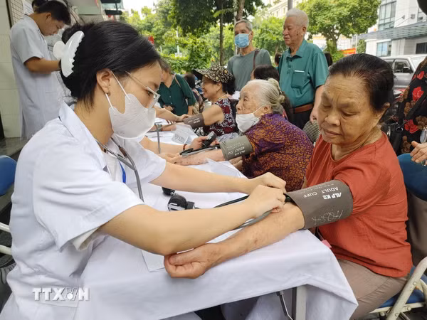 Hà Nội hướng tới bảo đảm sàn an sinh tối thiểu cho 100% người dân