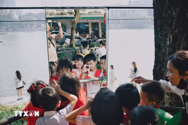 Rộn ràng không gian hồ Hoàn Kiếm trong ngày kỷ niệm 72 năm Giải phóng Thủ đô