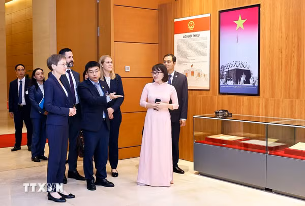 Thủ tướng Liechtenstein tham quan Bảo tàng Quốc hội Việt Nam