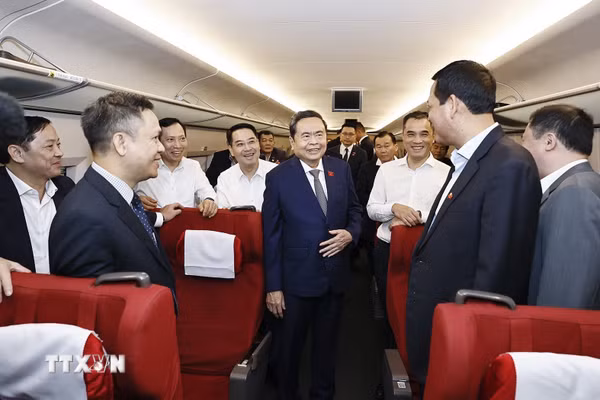 Chủ tịch Quốc hội trải nghiệm tàu cao tốc đến thành phố Diên An của Trung Quốc