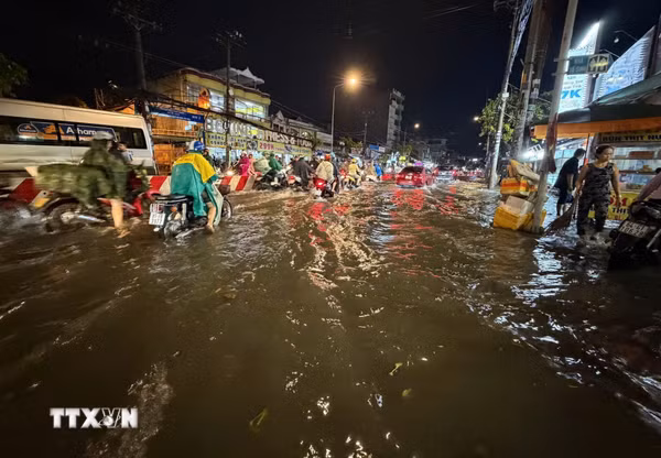 Thành phố Hồ Chí Minh: Cảnh báo 122 điểm ngập, tăng cường điều tiết giao thông mùa mưa