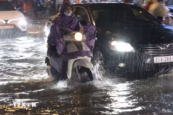 Nhiều khu vực ở Thành phố Hồ Chí Minh ngập sâu do mưa lớn kết hợp triều cường