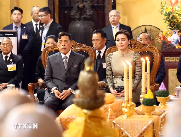Nhà vua Thái Lan và Hoàng hậu thăm chùa Quán Sứ và dự lễ cầu an