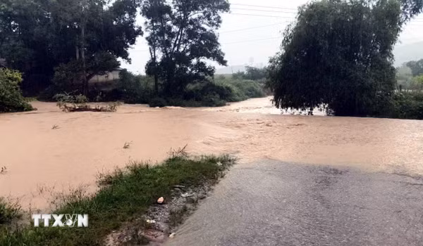 Quảng Trị: Mưa lũ diễn biến phức tạp, nhiều ngầm tràn, tuyến đường bị ngập sâu