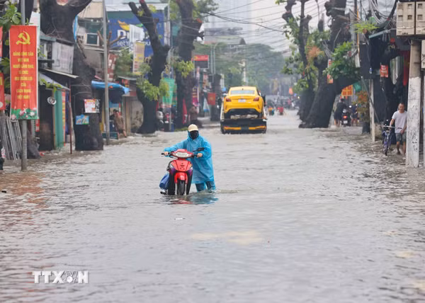 Hà Nội: Người dân phường Tây Mỗ vất vả di chuyển trong vùng ngập
