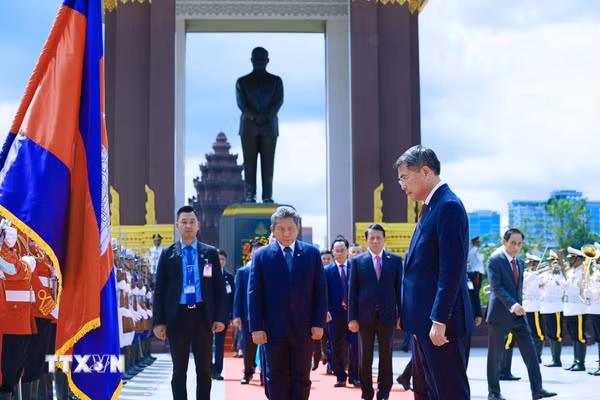 Thủ tướng đặt hoa tại Đài tưởng niệm cố Quốc vương Campuchia Norodom Sihanouk