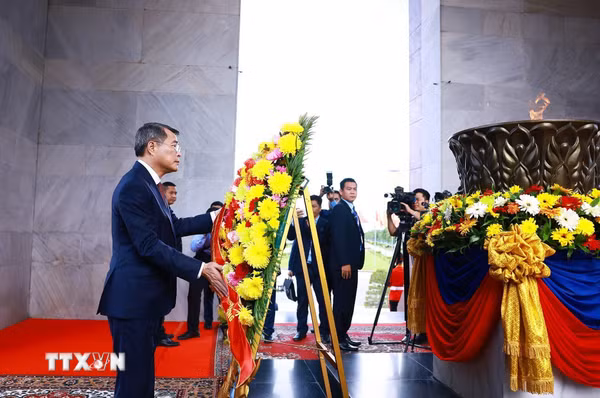 Thủ tướng Lê Minh Hưng đặt vòng hoa tại Đài Độc lập, Đài tưởng niệm cố Quốc vương Norodom Sihanouk, Đài Hữu nghị Campuchia-Việt Nam