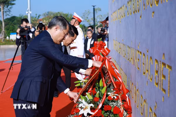 Thủ tướng Lê Minh Hưng và Thủ tướng Lào Saleumxay Kommasith dâng hoa tại Công viên Hữu nghị Lào-Việt Nam