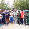 Đoàn cứu hộ cứu nạn Việt Nam trao tặng nhu yếu phẩm và thực phẩm cho các nạn nhân động đất tại Venezuela. (Ảnh: TTXVN phát)