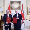 Tổng Bí thư Tô Lâm và Thủ tướng Liên hiệp Vương quốc Anh và Bắc Ireland Keir Starmer trao Tuyên bố chung về nâng cấp quan hệ Việt Nam - Anh lên Đối tác chiến lược toàn diện. (Ảnh: Thống Nhất/TTXVN)