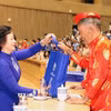 Bà Phạm Thị Thanh Trà, Bí thư Trung ương Đảng, Phó Thủ tướng Chính phủ, Chủ tịch Ủy ban Quốc gia về người cao tuổi Việt Nam, tặng quà người cao tuổi. (Ảnh: Hoàng Ngọc/TTXVN)