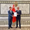 Đại sứ Nguyễn Nam Dương trình bản sao Thư ủy nhiệm lên Quốc Vụ Khanh Bộ Ngoại giao Mohamed Ben Ayed. (Ảnh: Đại sứ quán Việt Nam tại Ai Cập/TTXVN phát)